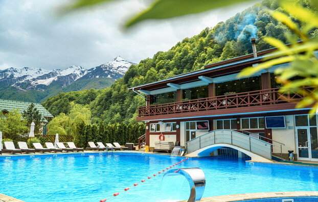 Открытый бассейн корпуса «В» ГК «Гранд Отель Поляна»